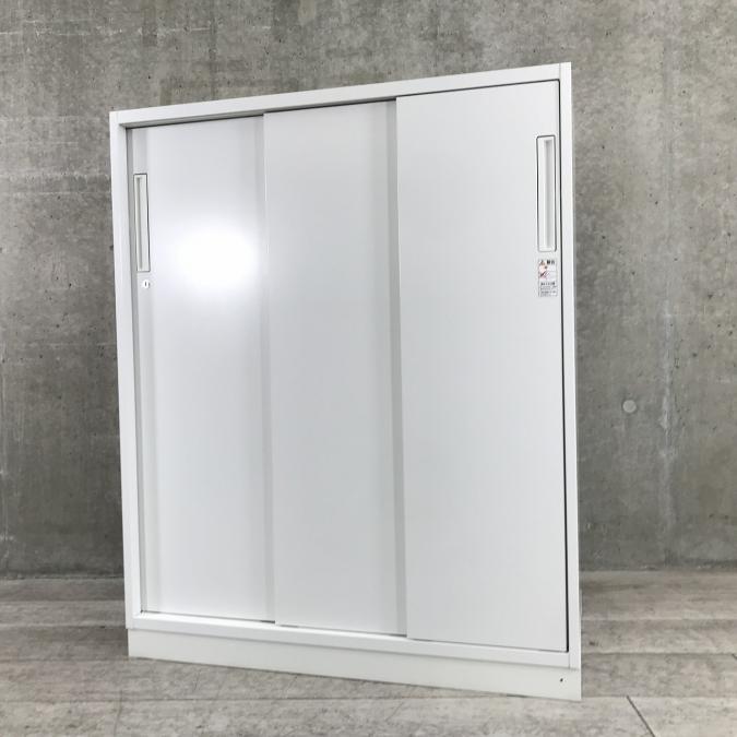 【スライド引き戸だから開閉スペースに困りません！】■コクヨ（KOKUYO）エディア（EDIA）■3枚引き違い書庫　ローキャビネット　■シリンダー錠　■ホワイト　※ベース付
                        エディア
                                    中古
            