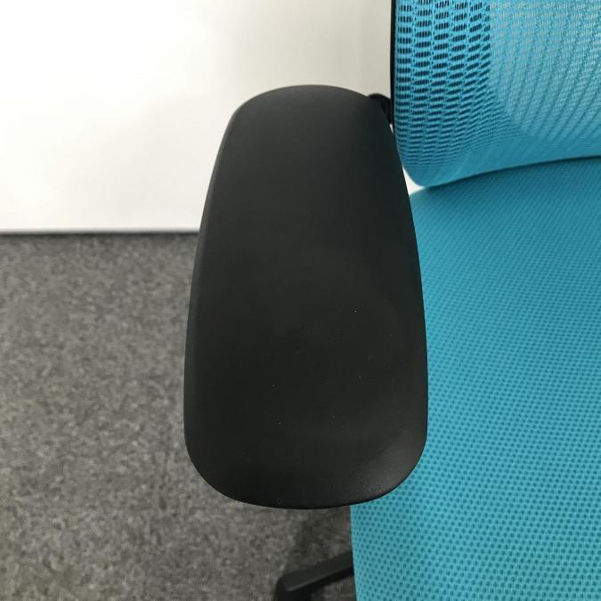 at　オカムラ　シルフィーチェア　ローバック　固定肘　前傾機能　メッシュ　中古品 中古】オカムラ シルフィー ローバック 固定肘 バックカーブ