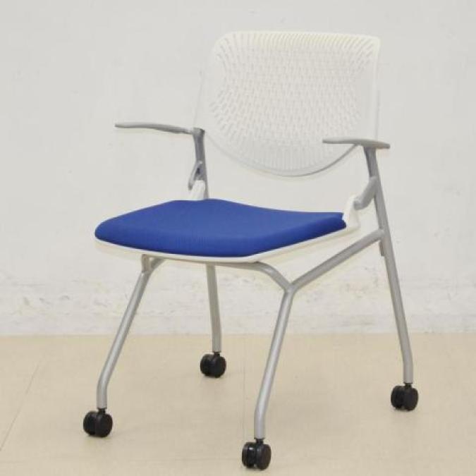 【25③在庫入替セール品】嬉しい小肘付きのネスティングチェア　◆オカムラ ルナチェア　ブルー　/　会議　/　研修　/　セミナー　/　打ち合わせ　/　休憩室　/　折りたたみチェア　/　収納チェア　/　中古　/　格安
                        ルナ
                                    中古
            
