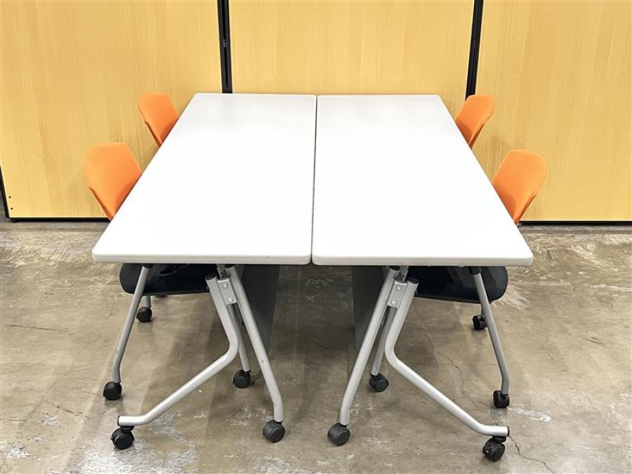 テーブル2台＋チェア4脚で1セット！【4人で使用可能！使わないときは省スペース収納！】　■サイドスタックテーブル　長机　幅：1800mm　■幕板付き　キャスター付き　■ミーティング　会議室　セミナー　受付
                        その他シリーズ
                                    中古
            