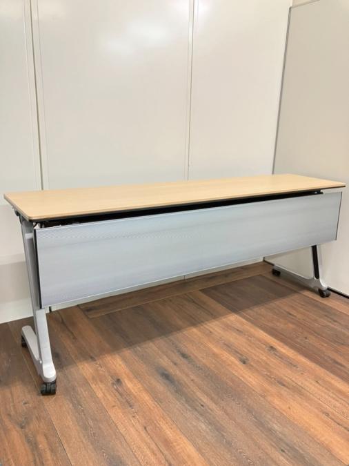 人気/定番/会議室　オカムラ(okamura)製　インターアクトプロ（INTERACT PRO）　サイドスタックテーブル　幅1800mm　幕板パネル付　木目調ナチュラル天板　※千葉店撮影商品
                        インターアクトPRO
                                    中古
            