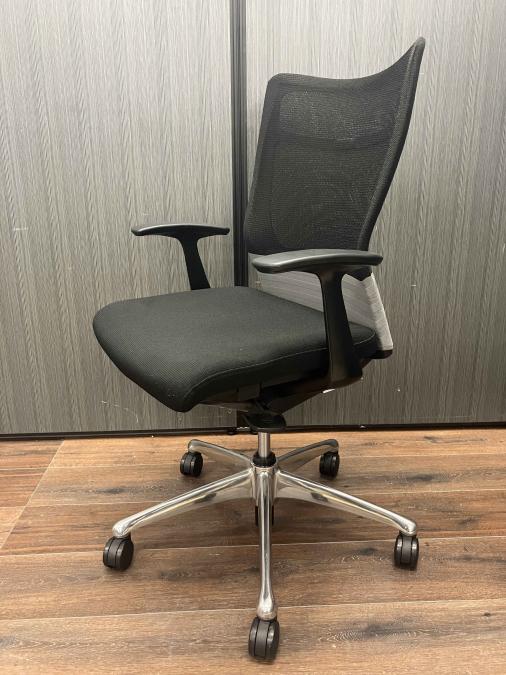 【背あてのしなやかな曲線が背中にフィット！】■オカムラ（okamura）製　フィーゴ（feego）チェア　肘付ハイバック　■ダークグレー×ブラック　■メッシュバックタイプ　■固定肘　【快適な座り心地に高級感のあるデザインが人気！】
                        フィーゴメッシュチェア
                                    中古
            