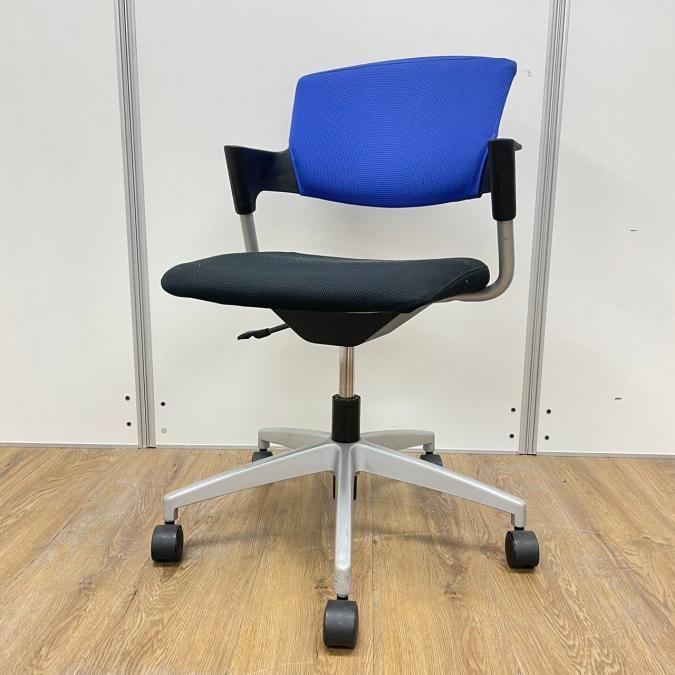 【定番のブルーxブラックカラー！】■コクヨ(KOKUYO)製　プロッティシリーズ　　ミーティングチェア　■背面ブルー×座面・肘ブラック×シルバー脚　■キャスター付
                        プロッティチェア
                                    中古
            