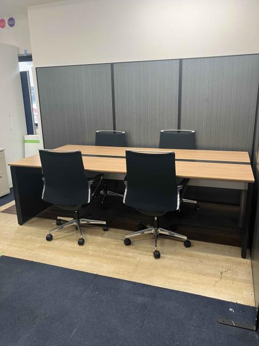 【大型テーブル】オカムラ製 フリーウェイシリーズ　幅2400ｍｍ【Pro Unit Freeway】　人数に合わせてサイズ調整可能！【4〜6名様用】会議用でも使用しやすいD1200
※フリアドのみの販売になります。
                        プロユニットフリーウェイ
                                    中古
            