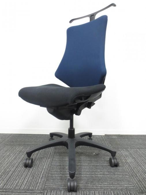 【姿勢の変化にフレキシブルに対応！】【スタイリッシュで座り心地も抜群！高機能チェア】　■イトーキ（ITOKI）　エフチェア　ハイバック　クロスバックタイプ　■肘無し　コートハンガー付き　■ネイビーブルー×ブラック
                        エフクロス
                                    中古
            