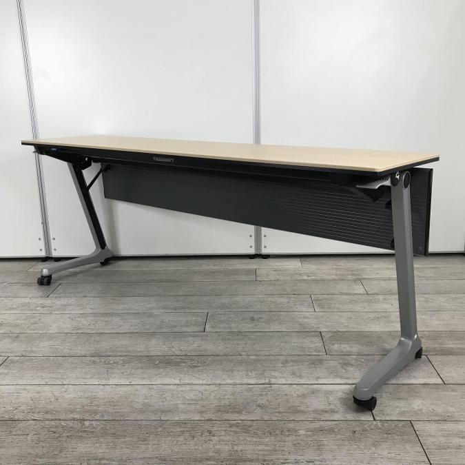 【折りたたみ収納が秀逸・スタイリッシュなデザインのサイドフォールドテーブル！】■オカムラ(okamura)製　インターアクトPRO　サイドスタックテーブル　幅1800mm　幕板パネル付　■木目調ナチュラル天板
                        インターアクトPRO
                                    中古
            