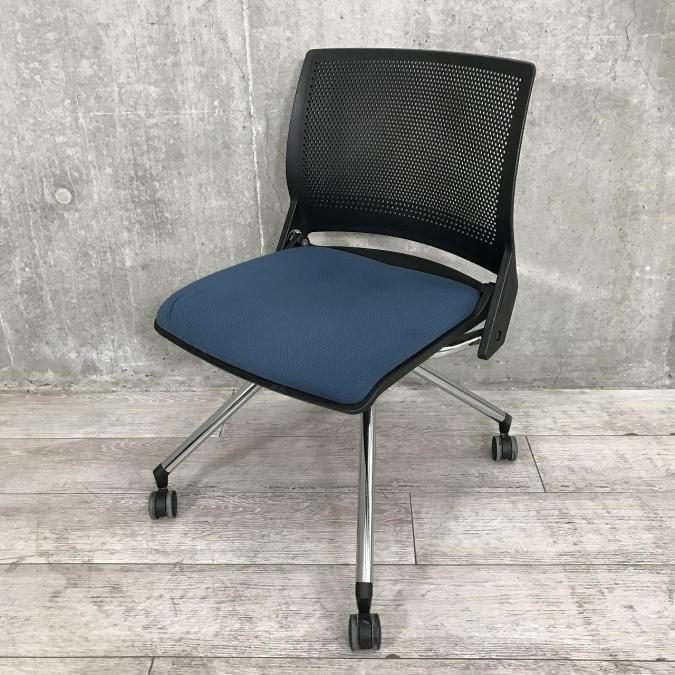 【定価約6万円】【美しいデザインと機能性】【１７脚揃います！】急な増員にも対応！使わないときは収納ができる優れもの！【在庫入替セール】【A00934384】
                        クリール
                                    中古
            