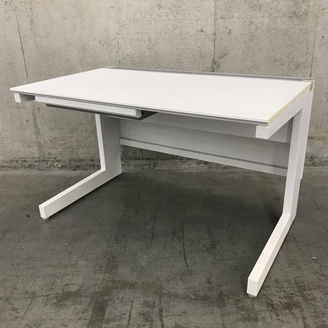 【幕板付で安心！機能性とデザイン性を兼ね備えた定番1200㎜幅の平デスク！】■内田洋行（UCHIDA）　アルプレス　平机　■ホワイト　■引き出し付　※片側のみ引き出しオプション付き【右側にワゴンの収納が可能！】
                        アルプレスA-K
                                    中古
            