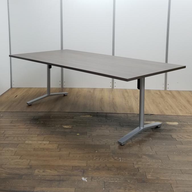 【商品入替のため、残り1台限り】【レア】コクヨ製　ビエナシリーズ　天板ブラウン　W2100/D1050サイズ　配線口無し　Ｔ字脚　ミーティングテーブル！！
                        ビエナ
                                    中古
            