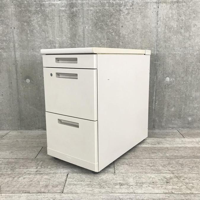 【在庫入替セール品！】デスクの延長に有効な人気の脇机が入荷！収納にもワークスペースとしてもおすすめ！
■コクヨ/MX/ニューグレー　サイドデスク
                        新MX
                                    中古
            