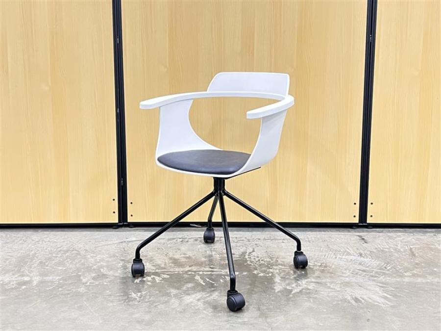 有機的なラインが印象的なデザインにこだわったチェア！会議室をオシャレに仕上げたい方におすすめ！
■東谷/ミーティングチェア/キャスター付き
                        その他シリーズ
                                    中古
            