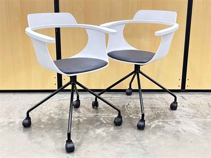 2脚1セット！有機的なラインが印象的なデザインにこだわったチェア！会議室をオシャレに仕上げたい方におすすめ！
■東谷/ミーティングチェア/キャスター付き
                        その他シリーズ
                                    中古
            