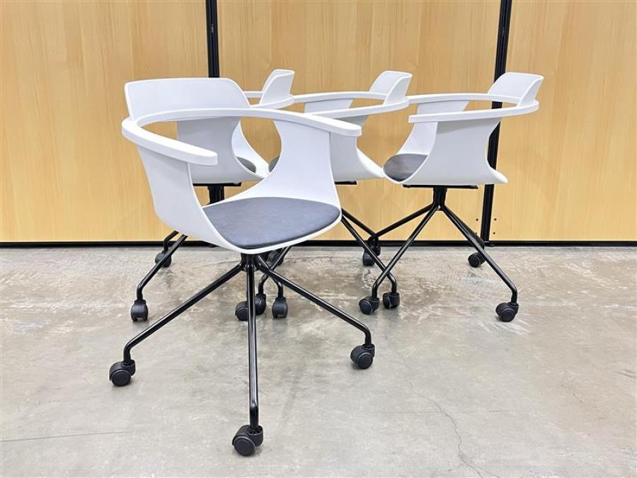 4脚1セット！有機的なラインが印象的なデザインにこだわったチェア！会議室をオシャレに仕上げたい方におすすめ！
■東谷/ミーティングチェア/キャスター付き
                        その他シリーズ
                                    中古
            