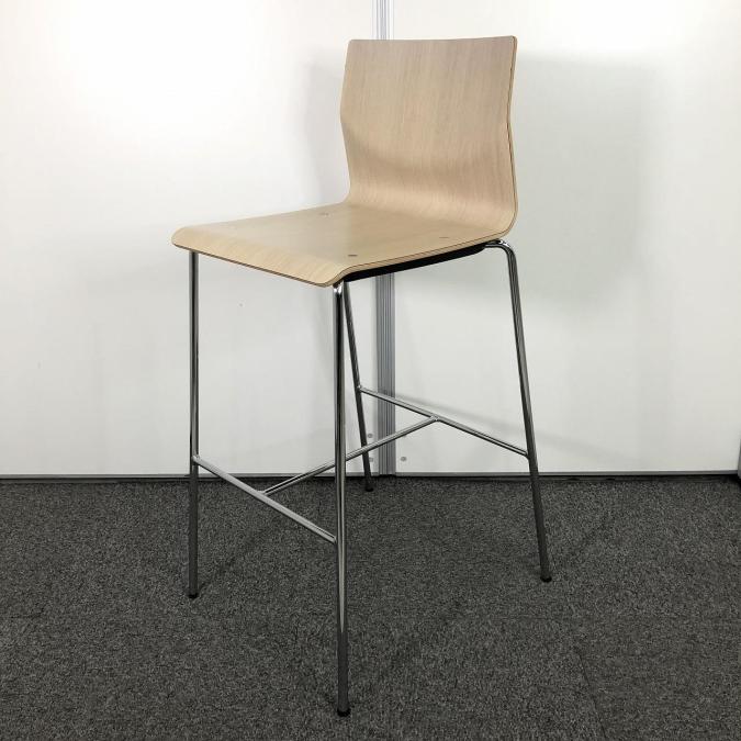 【リフレッススペースやカフェエリアにオススメ！】■オカムラ製（okamura）　スイープシリーズ（sweep）　カウンターチェア　ハイチェア　■木目ナチュラル　4本脚
                        スイープ
                                    中古
            