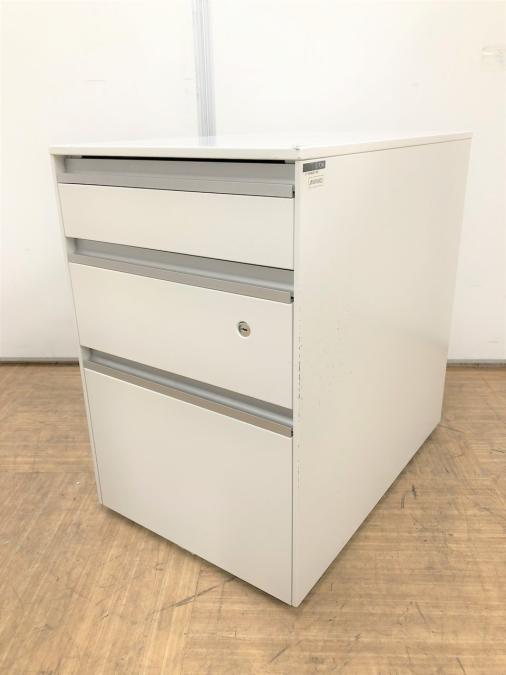 国内メーカー品の3段ワゴン【人気のホワイト】】/デスク下に収納できるH610タイプ/シルバーラインがアクセント
                        インクルード
                                    中古
            