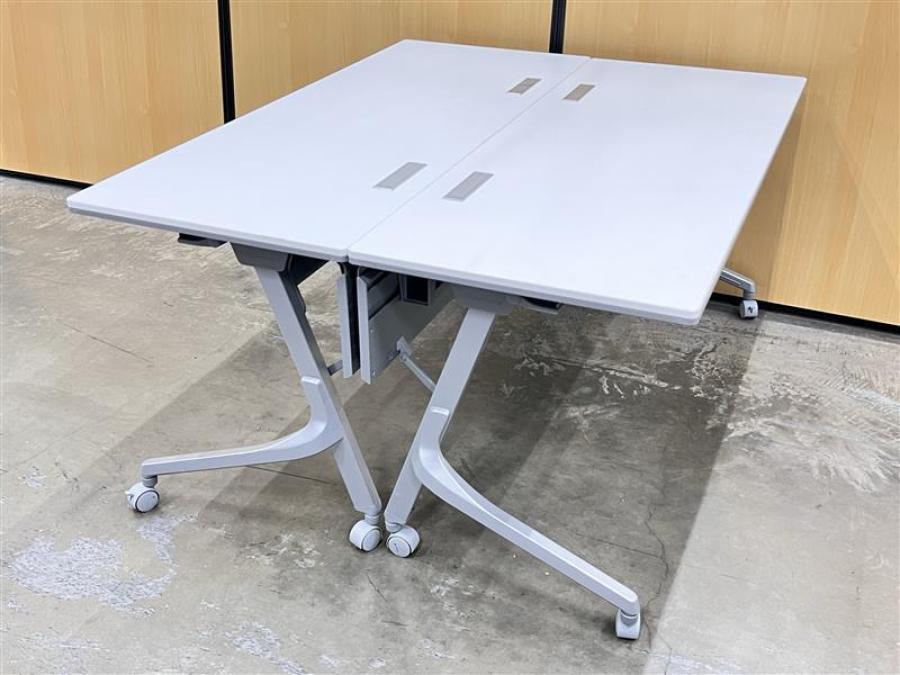 スタックテーブル2台セット！【2名様で使えるスタックテーブル入荷！キャスター付きで移動も楽々！】■オカムラ製　カルドー　サイドスタックテーブル　幅1500×奥行600　■ホワイト天板×グレー幕板　■幕板付【天板跳ね上げ式でコンパクトに収納】　【弊社使用欄：A00976001】/オススメ(おすすめ) /人気商品
                        カルドー
                                    中古
            