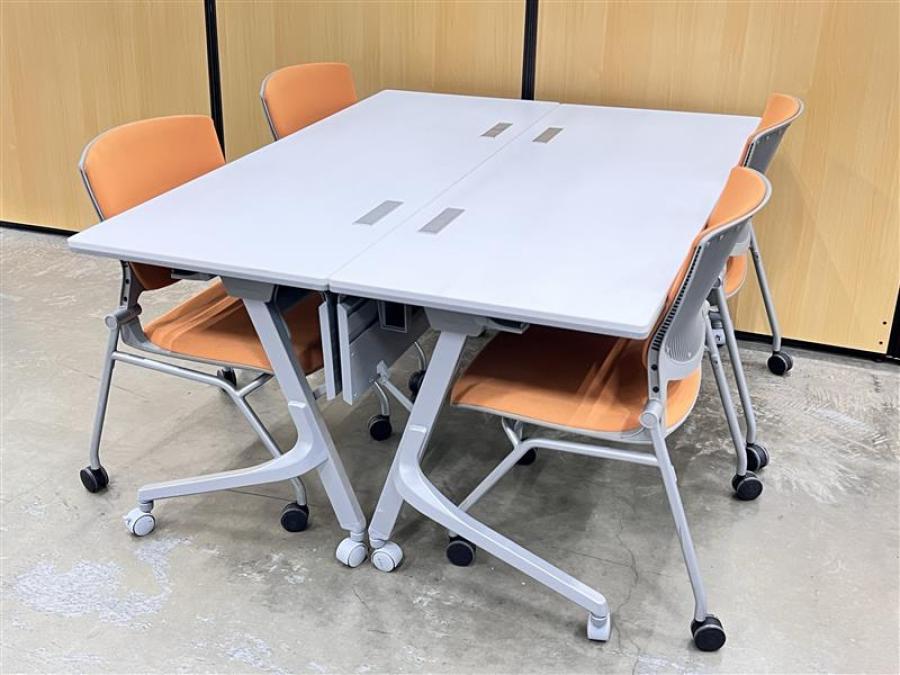 スタックテーブル2台+ミーティングチェア4脚のセット！【4名様で使えます！キャスター付きで移動も楽々！】■オカムラ/カルドー/サイドスタックテーブル/幅1500×奥行600/ホワイト天板×幕板付■ミーティングチェア/オカムラ/グラータ【天板跳ね上げ式でコンパクトに収納】　【弊社使用欄：A00976001/A00963930】/オススメ(おすすめ) /人気商品
                        カルドー
                                    中古
            