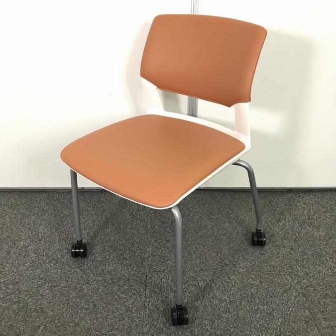 【定価4万円】【コンパクトでお手頃なスタッキングチェアが入荷！】■KOKUYO（コクヨ）製　160シリーズ　スタッキングチェア　ミーティングチェア　■オレンジ/レザー生地/背面カバー付き　■キャスター付き
                        160シリーズ
                                    中古
            