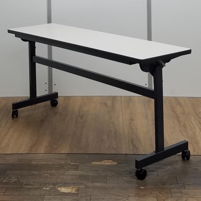 【商品入替のため、残り10台限り】【新古品】コクヨ製　KTシリーズ　グレー　W1500×D450サイズ　幕板無し・棚付き　会議室・セミナー等に重宝されております！　W1500サイドスタックテーブル！！
                        KT-60
                                    新古品
            