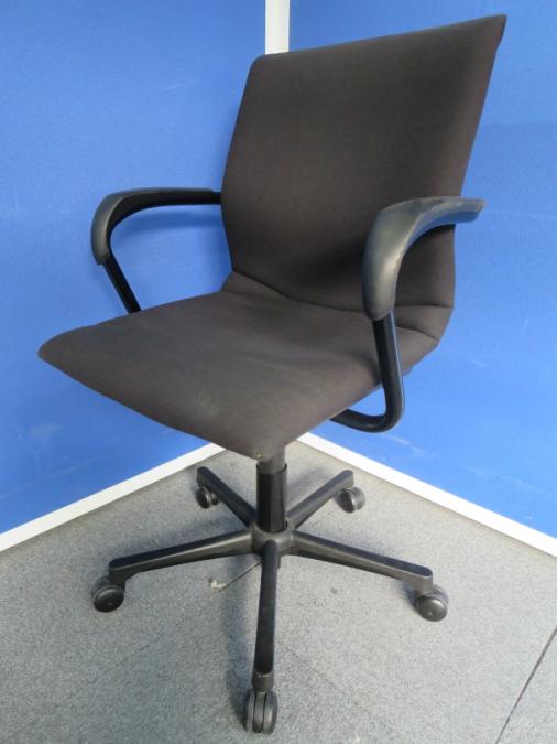 【在庫入替セール品！（本在庫限定価格）】【スタイリッシュなデザイン！】■スチールケース　プロテジェチェア　肘付　ブラック★
                        プロテジェチェア
                                    中古
            