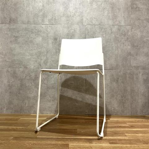 【福岡西店撮影】Ema Chair / エマチェア　ホワイト　Lievore Altherr Molina / エヴォレ アルテール モリーナ　スペイン製 【福岡オフィス家具】【福岡中古家具】【中古事務什器】【中古チェア】【中古椅子】