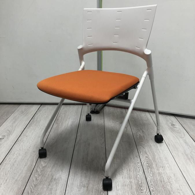 【6脚入荷】【平行ネスティングで省スペース化！キャスター付でスイスイ動かせる！】■イトーキ（ITOKI）製　マノスチェア（MANOSS）■肘無し　キャスター付　■アンバーオレンジ×背シェル：オフホワイト
                        マノスチェア
                                    中古
            