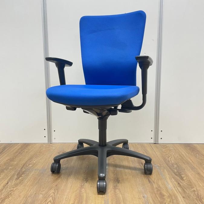 オカムラ製　カロッツァシリーズ　ブルー　ブラックシェル　アジャストアーム※可動肘　シンプルなデザインと高反発なクッションが人気！　肘付きハイバックチェア！！
                        カロッツァチェア
                                    中古
            