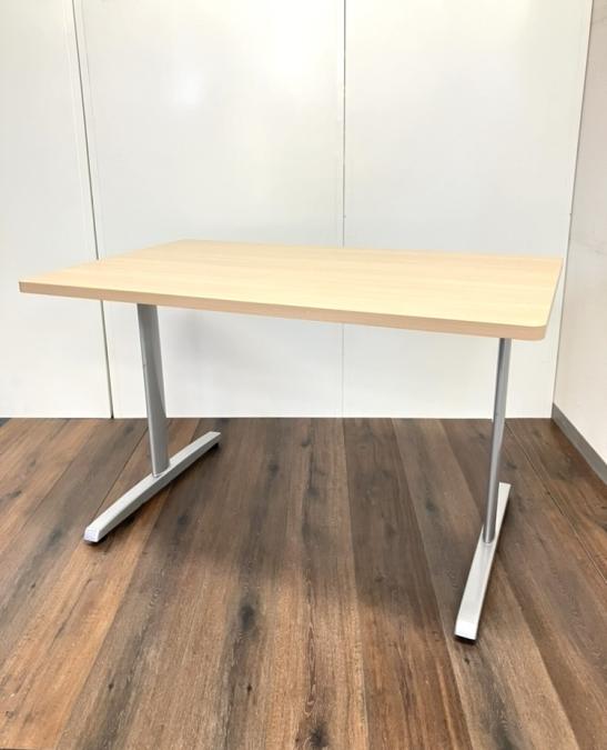 定番/人気/オススメ　オカムラ（okamura)製　ミーティングテーブル　　木目ナチュラル天板　　T字脚　幅1200　※千葉店撮影商品
                        その他シリーズ
                                    中古
            