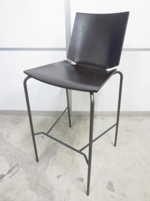 【カフェスペースやリフレッシュエリアを演出！】■UCHIDA　Hazel(ヘーゼル)シリーズ　ハイチェア　ダークブラウン　※キズ商品ありのためお安く！　■独自デザインの3次元成型合板で上質なすわり心地を実現！【カウンターチェア】
                        Hazel
                                    中古
            