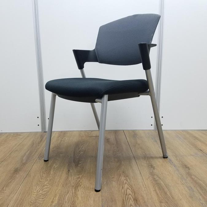 コクヨ製　定番プロッティシリーズ　人気のブラックカラー　背面グレー　4本脚タイプ　スタッキングチェア！！
                        プロッティチェア
                                    中古
            