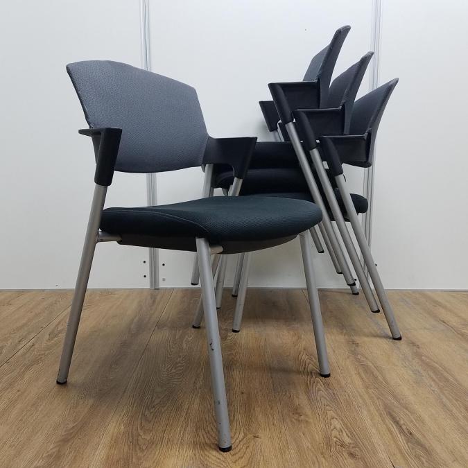 【4脚セット
！！】コクヨ製　定番プロッティシリーズ　人気のブラックカラー　背面グレー　4本脚タイプ　スタッキングチェア！！
                        プロッティチェア
                                    中古
            