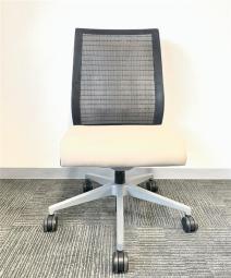 【ワイヤーが体にフィットするアメリカ発の大人気商品！】 ■Steelcase（スチールケース）シンクチェア　ハイバック　肘無し　■ココナッツ　ブラックフレーム