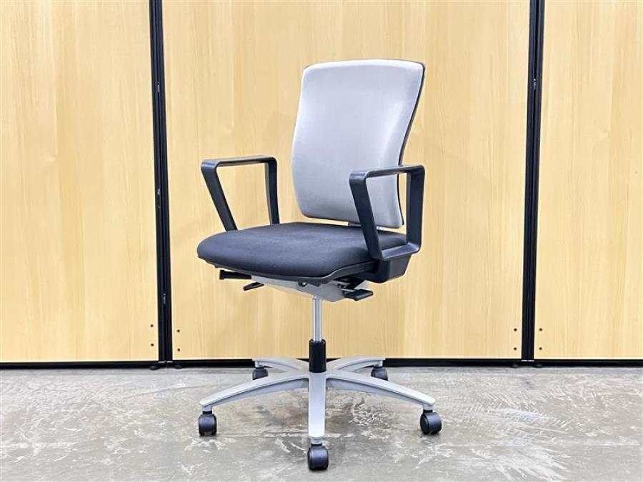 【定価10万円】【どんな体系の人にもフィットしやすいインフィニアチェア入荷！】■イナバ製　インフィニア■グレー　固定肘
                        インフィニア チェア
                                    中古
            