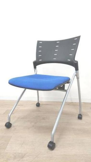 【定価6万円】【上質な座り心地！折り畳み可能！大人気イトーキ製のマノスチェアが入荷！】■イトーキ（ITOKI）製　マノスチェア　ネスティングチェア　会議用　■ブルー/背面樹脂メッシュ（ブラック）　■キャスター付【会議やミーティングにおすすめ！】
                        マノスチェア
                                    中古
            