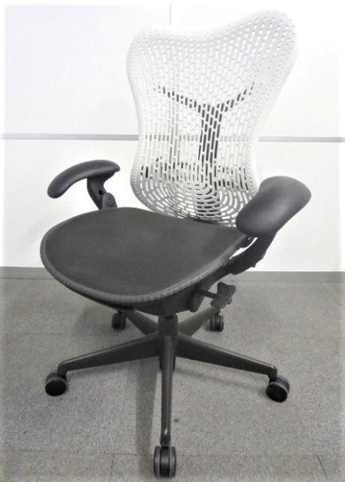 【一線を画すデザイン・パフォーマンスを持ったワーキングチェア！】■ハーマンミラー　ミラチェア　可動肘　背面ホワイト【HermanMiller　Mirra Chair】【在庫入替セール！】
                        ミラアーム
                                    中古
            