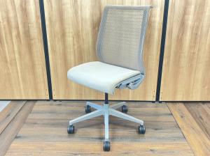 【ワイヤーが体にフィットするアメリカ発の大人気商品！】 ■Steelcase（スチールケース）シンクチェア　ハイバック　肘無し　■ココナッツ　シルバーフレーム　在庫入替@f11