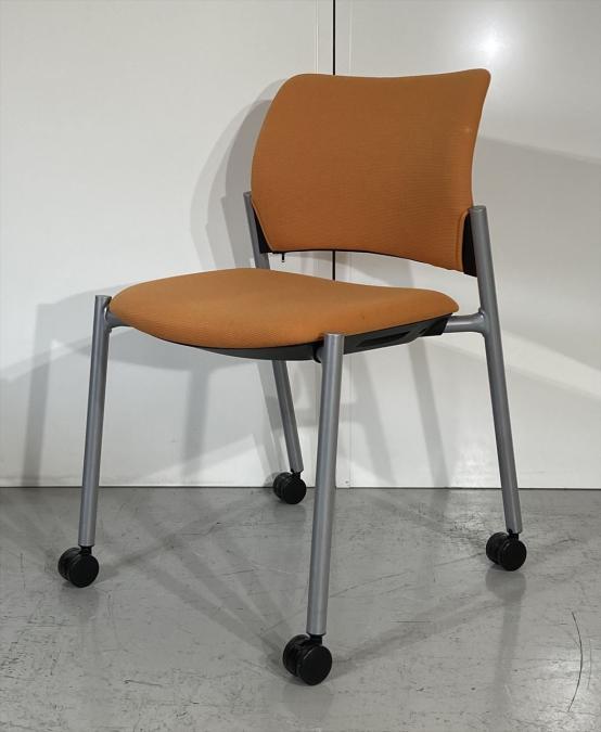 【8脚限定】【オレンジ色が華やか！キャスター付きで重ねて収納可能！】■オカムラ製　8147シリーズ　肘無スタッキングチェア　■オレンジ　■キャスター付
                        8147シリーズ
                                    中古
            