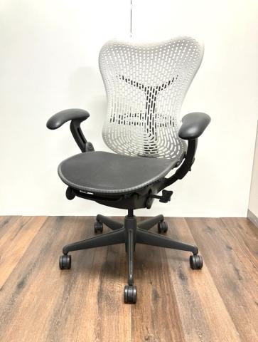 高級/オススメ/デザイナーズ家具　HermanMiller（ハーマンミラー）製　Mirra Chair（ミラチェア）　肘付ハイバック　ホワイト　可動肘　座面メッシュ 　ランバー付※千葉店撮影商品