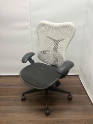 【珍しい画期的なデザイン！メッシュチェアで長時間快適に！】■HermanMiller（ハーマンミラー）製　Mirra Chair（ミラチェア）　肘付ハイバック　■ホワイト　■可動肘　■メッシュ 　■ランバー付