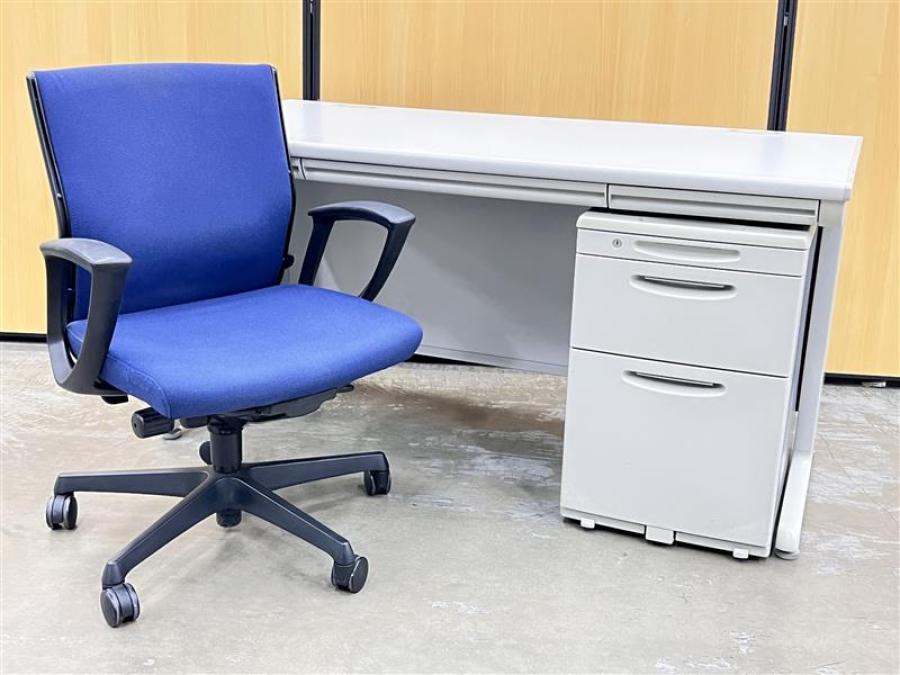 デスク+ワゴン+チェアのセット！疑似片袖机｜幅1400mmの広々タイプ｜平机×3段ワゴン｜SD-Vデスクシステム｜
■オカムラ/SD-V/ニューグレー/オススメ(おすすめ) /人気商品【弊社使用欄：A00975725/A00982781】
                        SD-Vシリーズ
                                    中古
            