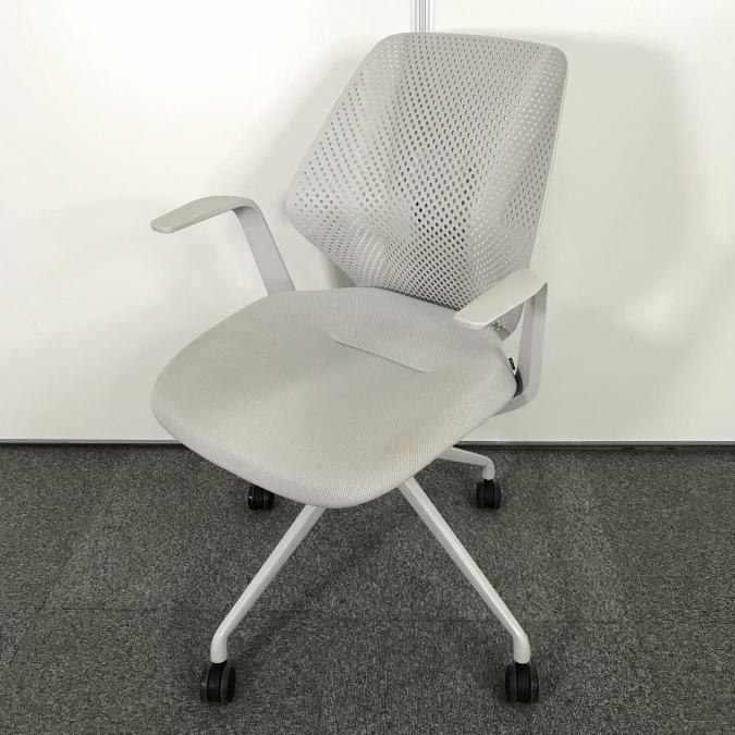 【腰回りをしっかりサポート！オフィスに新しい風を吹き込むライトタスクチェア】■イトーキ製（ITOKI）　キュアチェア（QuA）　ミーティングチェア　固定肘つき　■樹脂メッシュバック　4本脚　■ライトグレー
                        キュアチェア
                                    中古
            