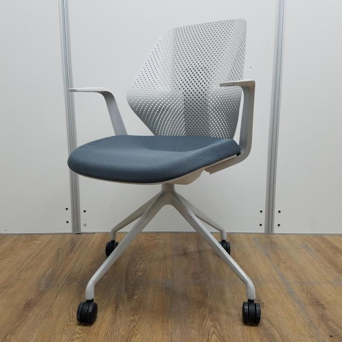 イトーキ製　キュアシリーズ　座面ダークグレー　樹脂メッシュ　固定肘 　キャスター付　ミーティングチェア！！
                        キュアチェア
                                    中古
            