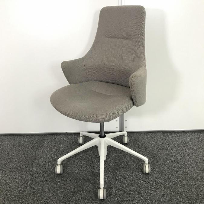 【カジュアルだけど機能的！】【働きやすく、居心地の良いオフィスへ】オカムラの新シリーズ！■オカムラ（okamura）　Lives（ライブス）　ミーティングチェア　ワークチェア　■ベージュ
                        ライブス
                                    中古
            