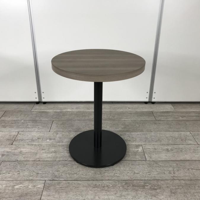 リフレッシュスペースやカフェスペースにおすすめ！シックな木目天板の丸テーブルです。　■オカムラ（okamura）Alt Piazza（アルトピアッツァ）　ミーティングテーブル　カフェテーブル　■幅600㎜×高さ720㎜　■木目ダーク天板×ブラック脚
                        Alt Piazza（アルトピアッツァ）
                                    中古
            