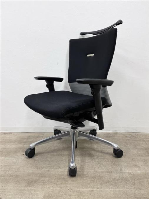 【定価8万円】【クッション性抜群！オカムラのロングセラーシリーズ！】■オカムラ製　フィーゴ（feego）チェア　サイドファスナータイプ　ミドルバック肘付き　■ハンガー付き　■ダークグレー
                        フィーゴチェア
                                    中古
            