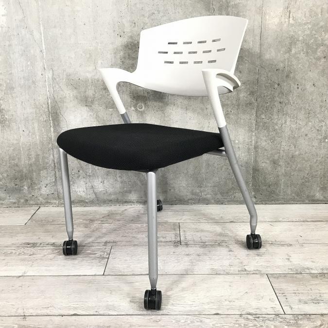 【在庫入替えセール！】【ふっくらクッションで座りやすい！うれしい肘付き仕様！】■イトーキ（ITOKI）製　カクタス　スタッキングチェア　ミーティングチェア　■肘付き　■背面ホワイト×座面ブラック
                        カクタス
                                    中古
            