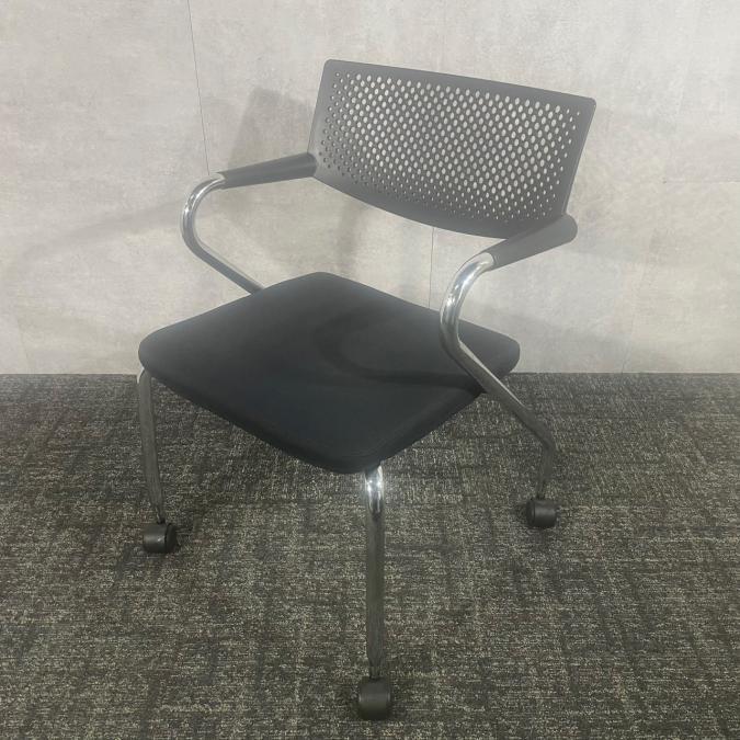 ◎【デザイナーズ家具が入荷！】応接室にピッタリ！　◆Vitra(ヴィトラ) ビザロールチェア　/　ポリッシュ　/　重厚感　/　おしゃれ　/　海外メーカー　/　店長オススメ　/　天神ビッグバン
                        ビザロール
                                    中古
            