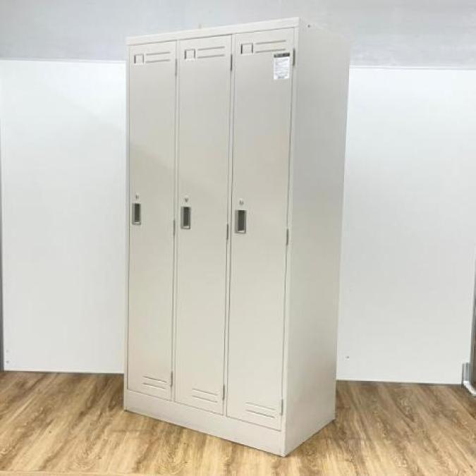 コクヨ製　LKシリーズ　ニューグレー　シリンダー錠　これ1台で3人分！　定番オフィス家具　増員にもオススメ！　ロッカー　3人用更衣ロッカー！！【関西】
                        LKロッカー
                                    中古
            