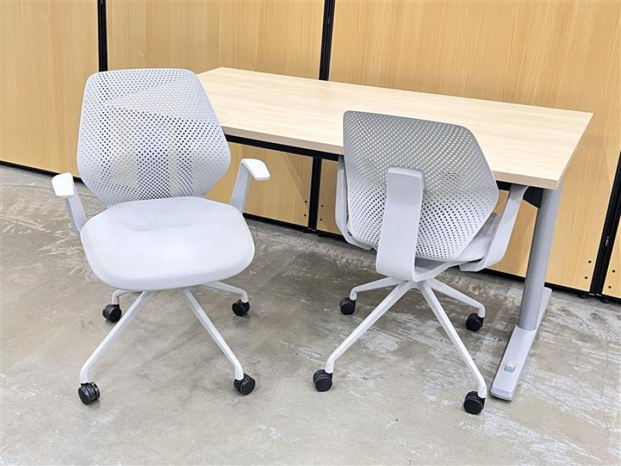 チェア2脚+テーブル1台のセット！
【2名様で使えるスタックテーブル入荷！キャスター付きで移動も楽々！】■オカムラ/Lives Meeting Table(ライブス ミーティングテーブル)シリーズ/サイドスタックテーブル/幅1500×奥行750/ナチュラル天板■イトーキ製（ITOKI）/キュアチェア（QuA）/ミーティングチェア　/ライトグレー　/固定肘付　/樹脂メッシュバック/ 4本脚オススメ(おすすめ) /人気商品【弊社使用欄：A00980340/A00983361】
                        ライブス
                                    中古
            