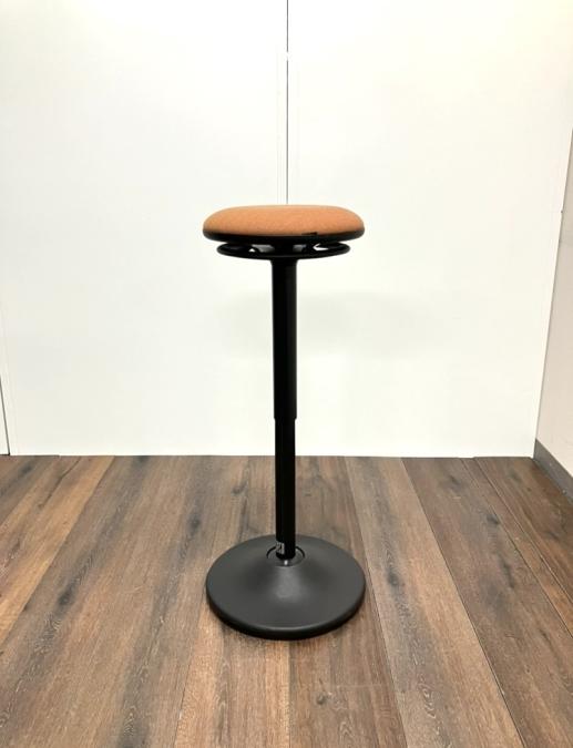 希少/人気/ハイチェア　オカムラ（okamura）　ピルエット (pirouetto)　カウンターチェア　スツール　座面：アプリコット　スイング脚：ブラック　※千葉店撮影商品
                        ピルエット
                                    中古
            